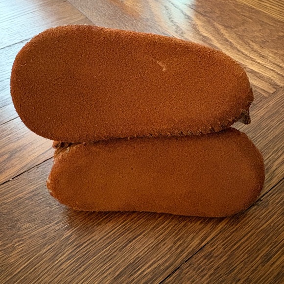 Minnetonka Velcro Back Flap Bootie - Picture 4 of 5